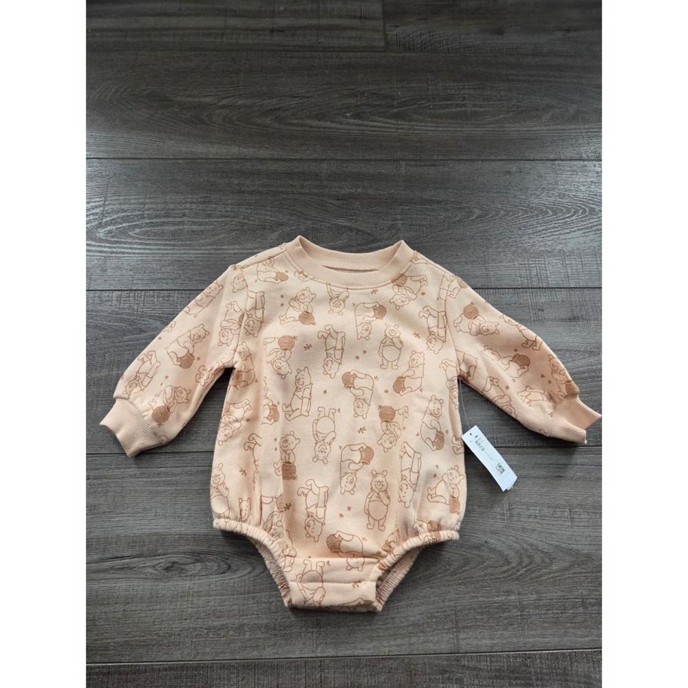 Old navy baby girl romper winnie the pooh romper 3-6 mos‎